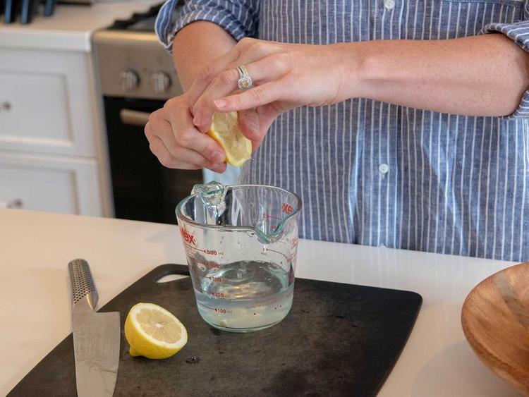 how-to-clean-microwave-with-lemon