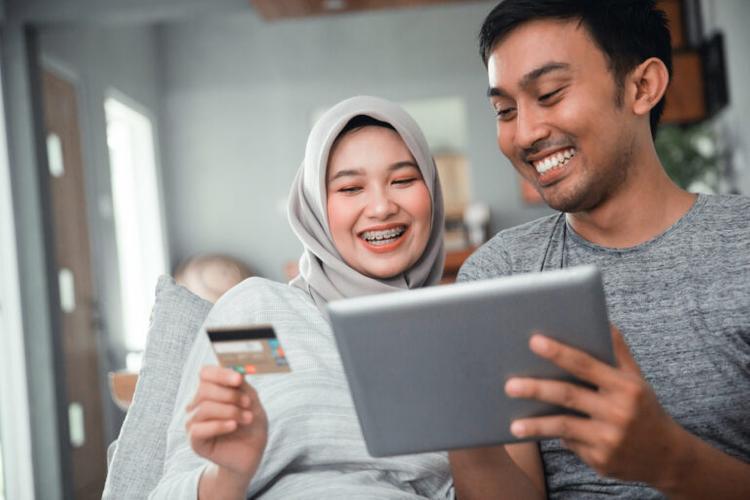malay-couple-online-shopping-using-credit-card