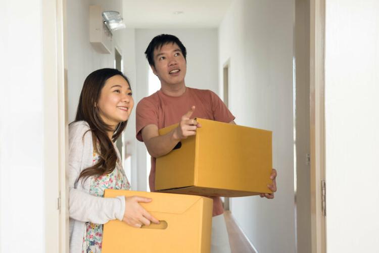 couple-moving-to-new-house
