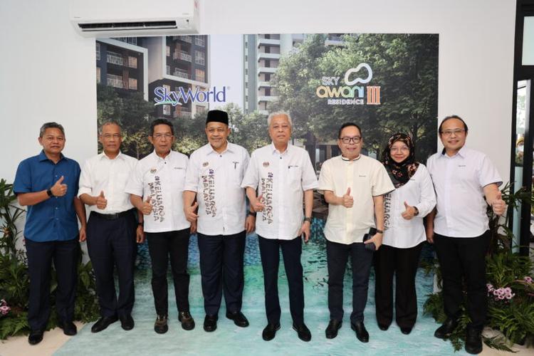 Prime_Minister_with_Datuk_Seri_Ng_Thien_Phing_Founder_and_Executive_Chairman_of_SkyWorld_(thrid_from_right)_and_Mr_Lee_Chee_Seng_CEO_of_SkyWorld(first _from_right)