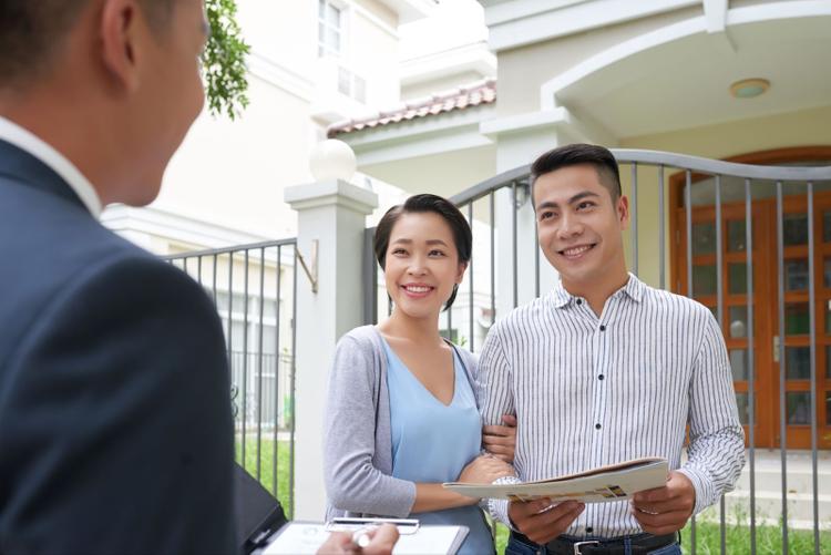 Homebuyers having a discussion with a real estate agent 