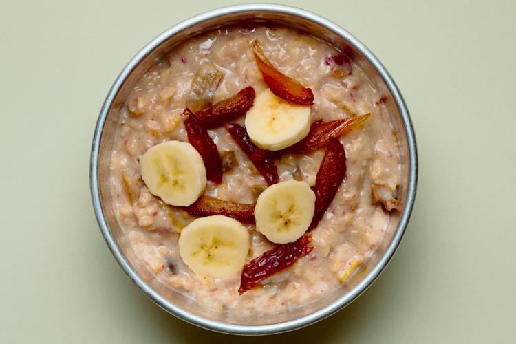 1. Menu Sahur Oatmeal Kurma Pisang