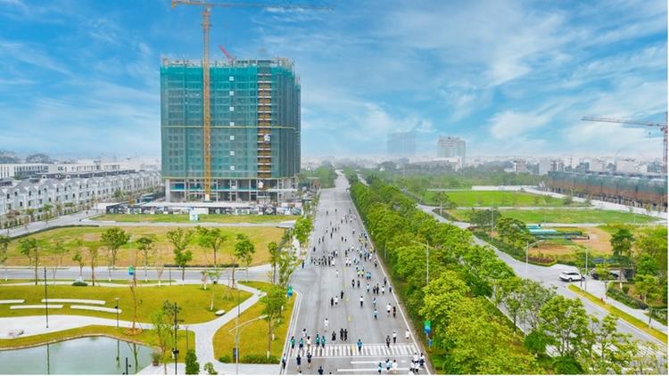 Với tốc độ thi công khẩn trương, tòa căn hộ cao cấp Moonlight 1 hiện đang xây dựng đến tầng 18