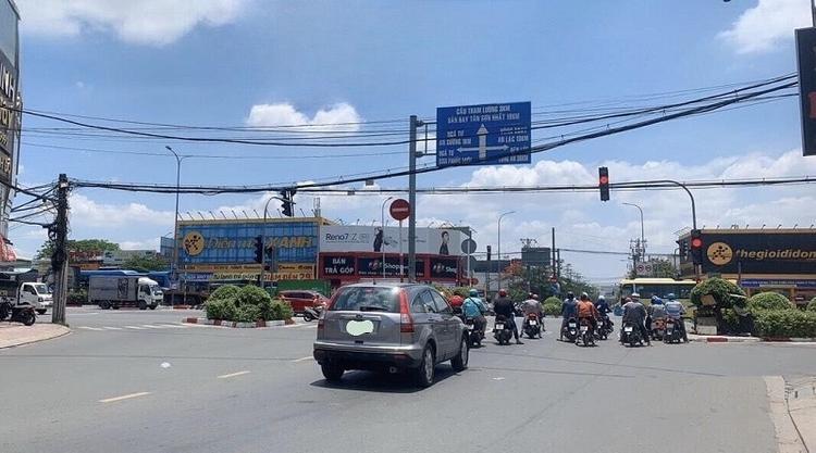 Từ ngã tư Bà Điểm có thể dễ dàng tiếp cận với nhiều tiện ích trong khu vực