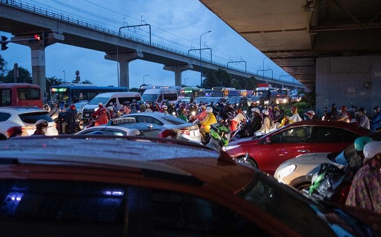 Cảnh ùn tắc tại ngã tư Thủ Đức vào giờ cao điểm