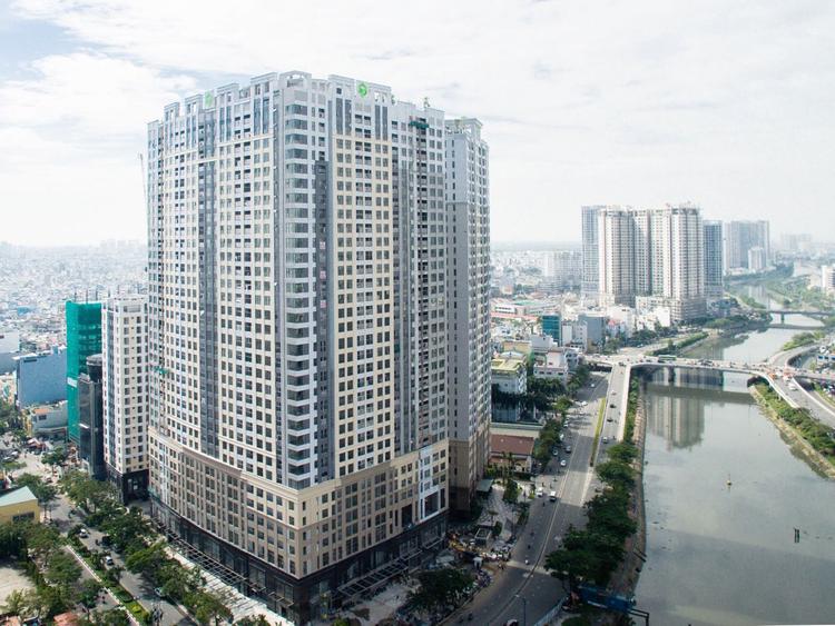 Saigon Royal Residence nằm ngay dưới chân Cầu Mống bắt qua kênh Bến Nghé 