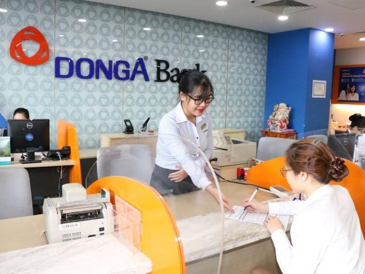 Khách hàng gửi tiền tại ngân hàng Đông Á