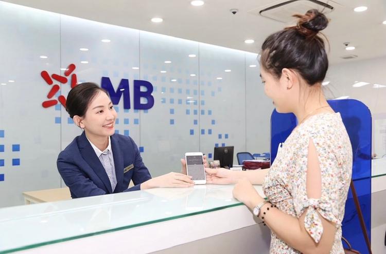khách hàng đang giao dịch tại ngân hàng MB