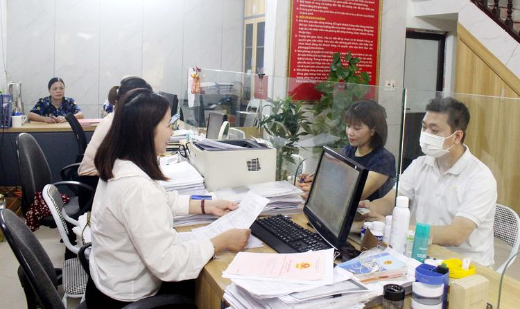 Người dân đi công chứng giấy tờ