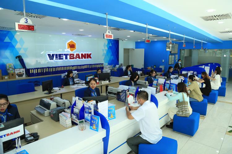 Khách hàng đến tìm hiểu về lãi suất vay Vietbank