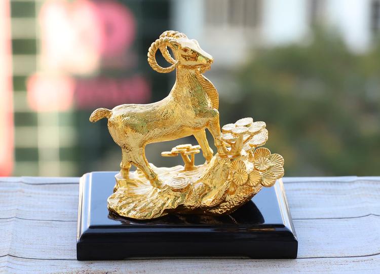 Người sinh năm 1999 mệnh Thổ có thể đặt tượng dê vàng trên bàn làm việc.
