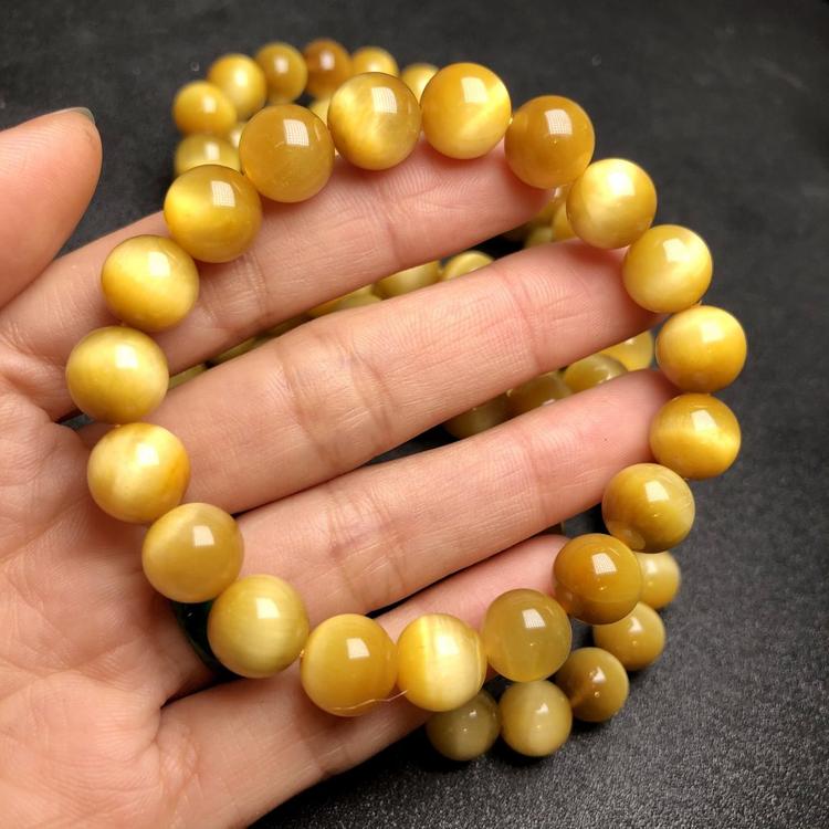 Vòng tay phong thủy mệnh Thổ bằng đá mắt hổ vàng