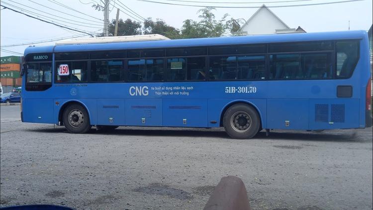 Một trong những tuyến xe bus đi qua Ngã tư Hàng Xanh