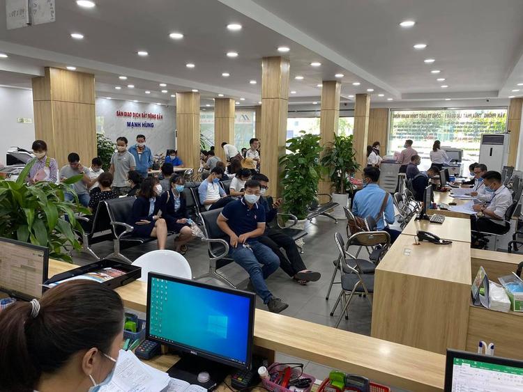 Người dân nên tìm hiểu giờ làm việc của văn phòng công chứng trước khi đến giao dịch