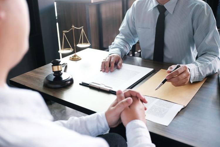 Đến trực tiếp văn phòng công chứng vào giờ làm việc để được hỗ trợ