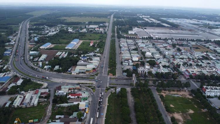 Khu công nghiệp Bàu Bàng kết nối với  Quốc lộ 13 với 6 làn xe và đường Mỹ Phước Tân Vạn 10 làn xe.  