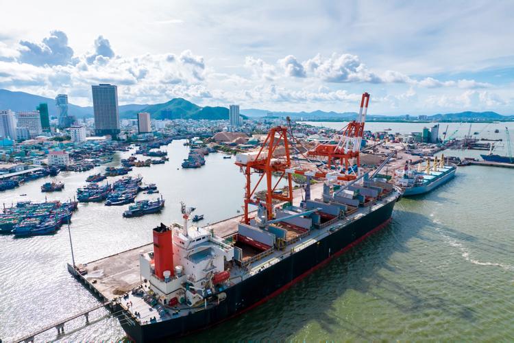 Cảng Quy Nhơn là cửa ngõ giao thương luôn nhộn nhịp, sầm uất