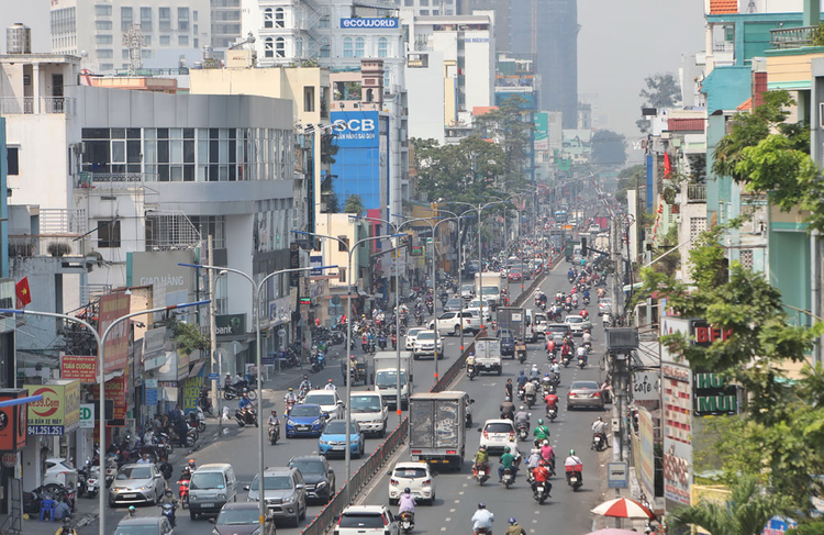 Mật độ giao thông tại các tuyến đường của Ngã tư Phú Nhuận luôn đông đúc. 