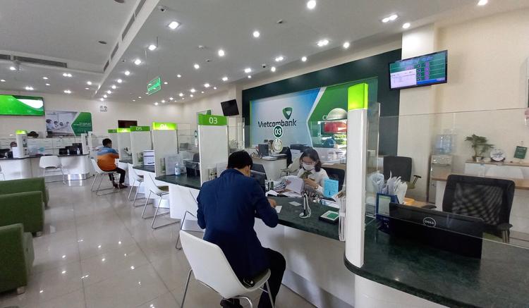 Khách hàng giao dịch tại ngân hàng Vietcombank