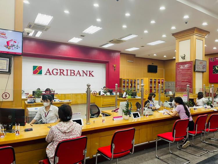 Nhiều khách hàng ưu tiên vay vốn tại ngân hàng Agribank
