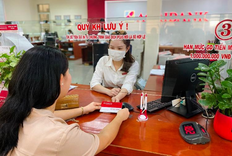 Khách hàng gửi tiết kiệm tại ngân hàng Nông nghiệp và Phát triển Nông thôn Agribank