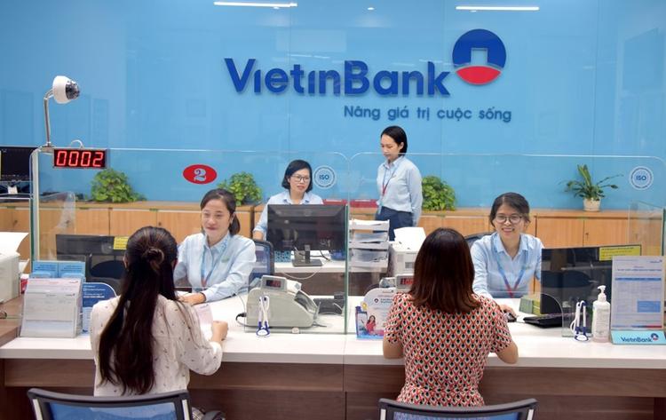 Khách hàng giao dịch tại ngân hàng Vietinbank