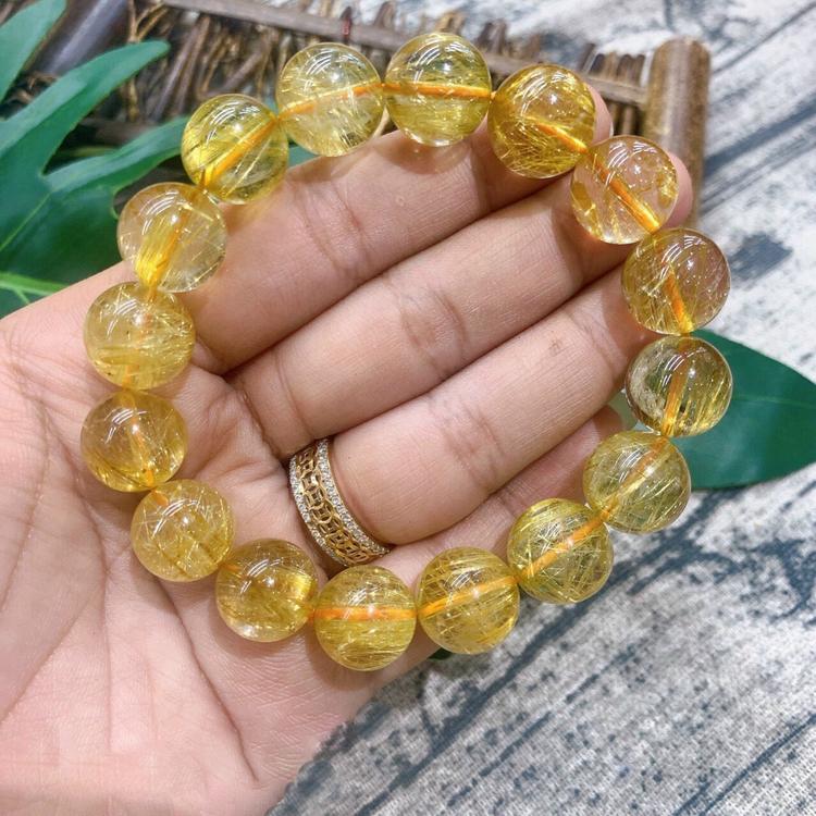 Vòng tay thạch anh tóc vàng rất hợp với người mệnh Thổ