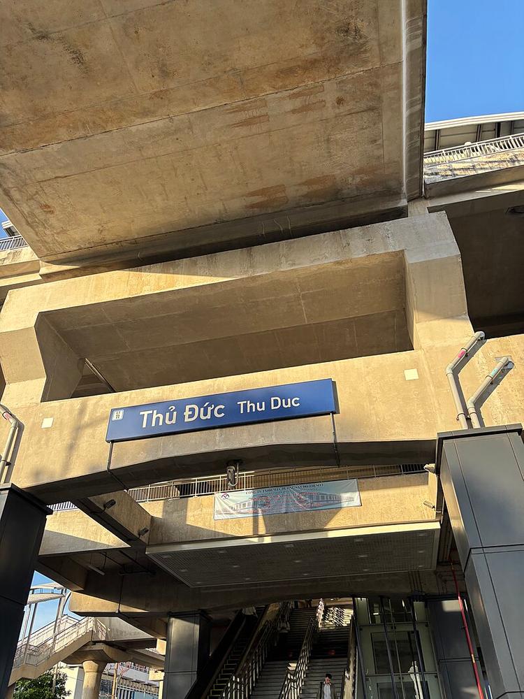 Bên ngoài nhà ga Metro Thủ Đức