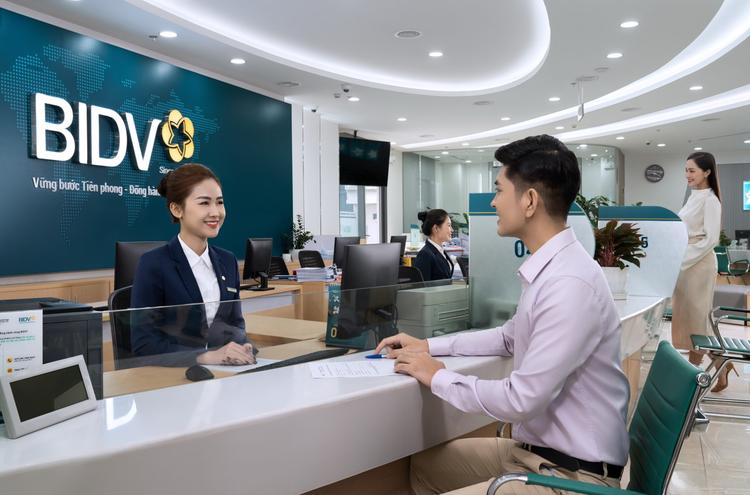 Nhân viên ngân hàng BIDV đang tư vấn cho khách hàng