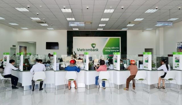 Khách hàng giao dịch gửi tiền và vay vốn tại ngân hàng Vietcombank