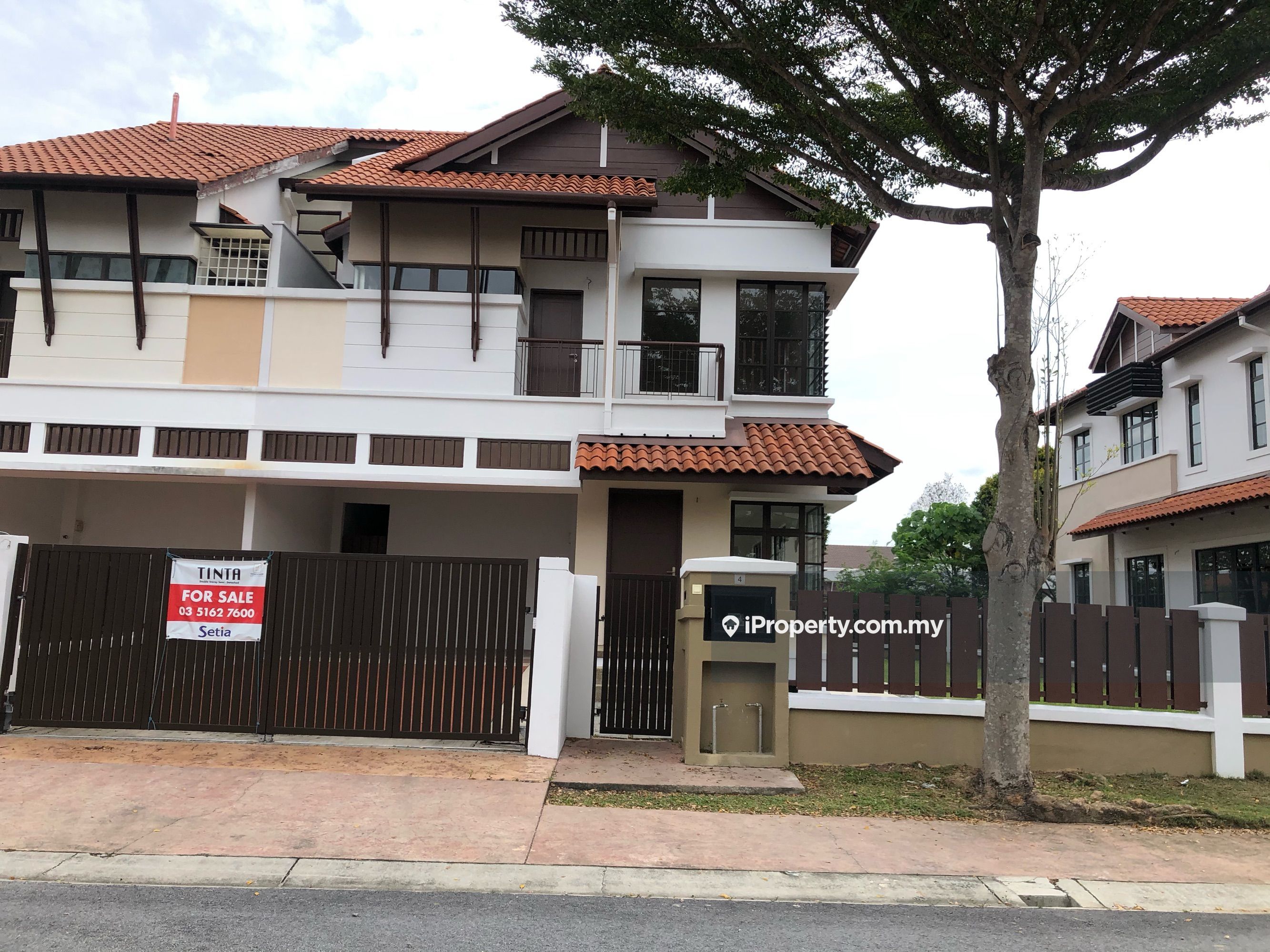 Tinta semi d , Alam Impian Intermediate Semidetached House 5+2