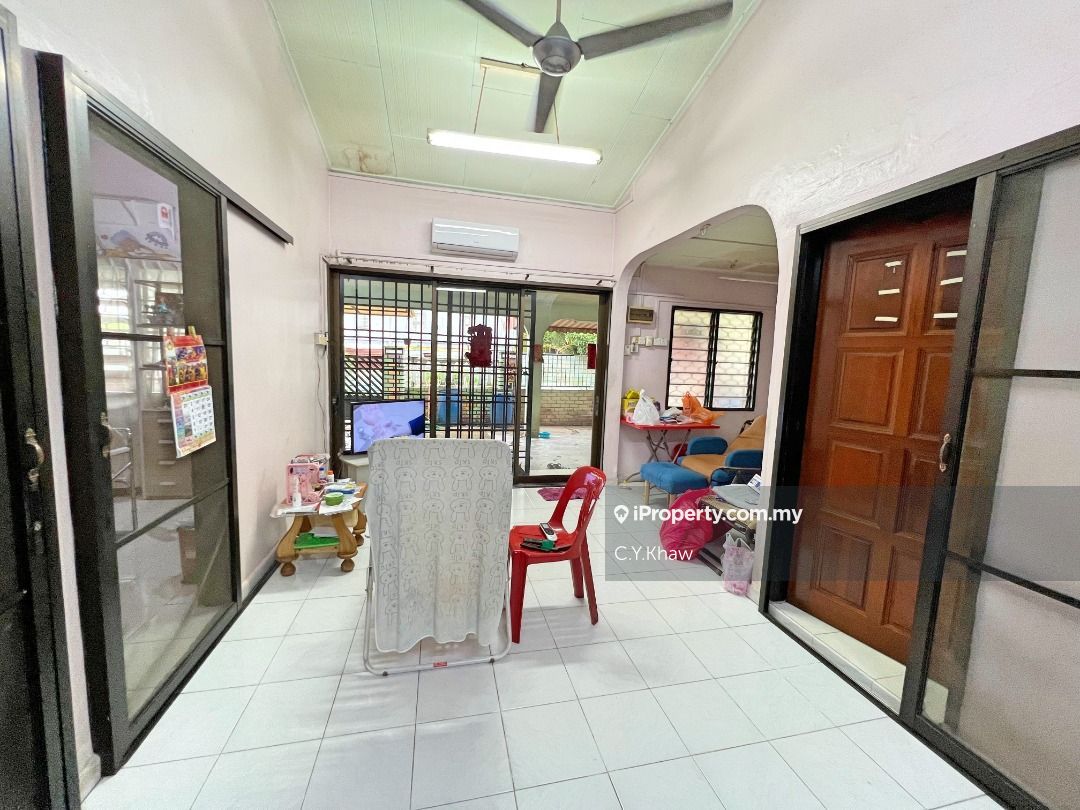 Taman Sri Kulai, Kulai Intermediate Cluster House 3 bedrooms for sale