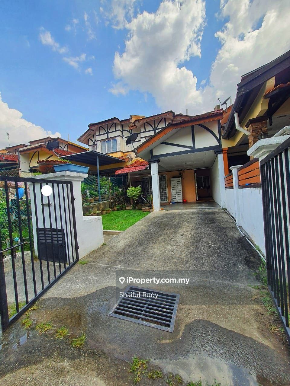 Sungai Buloh Country Resort, Saujana Utama Intermediate 2sty Terrace/Link House 4 bedrooms for