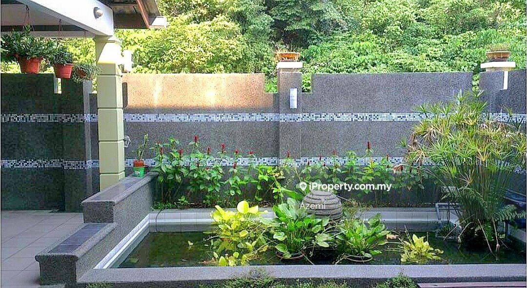 Batu Caves End lot Townhouse 4 bedrooms for sale