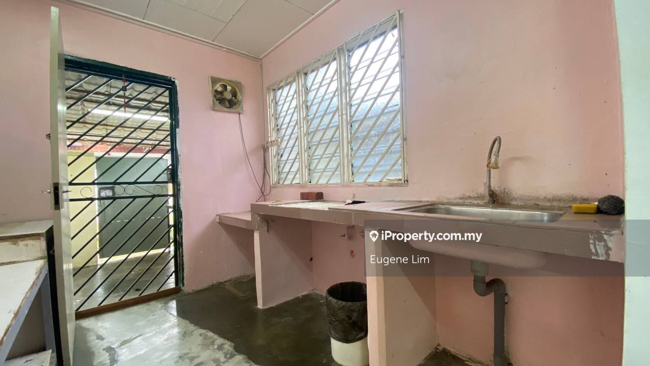 Taman Universiti, Skudai Corner lot 1sty Terrace/Link House 3 bedrooms