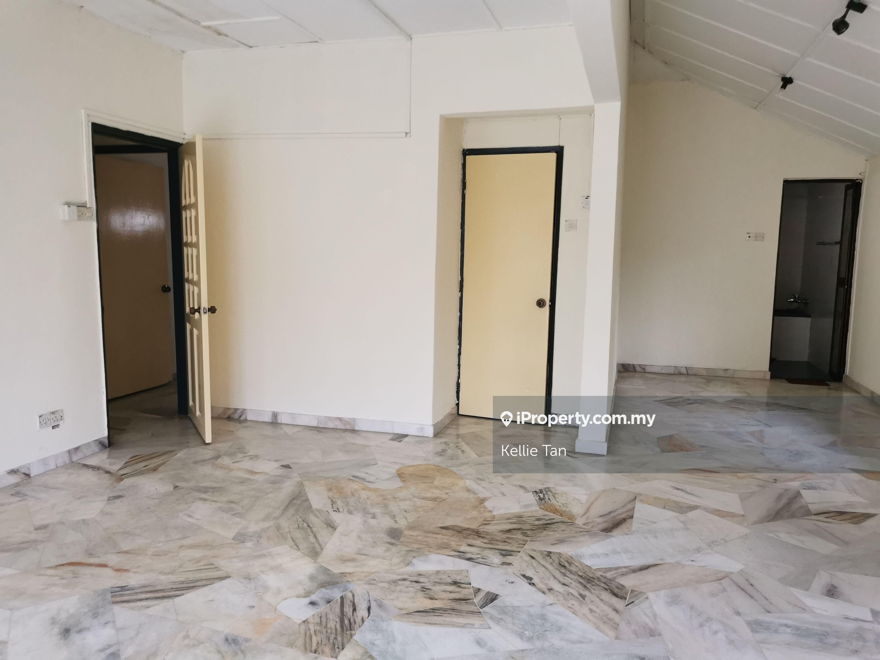 Batu Caves 2sty Terrace/Link House 4 bedrooms for sale