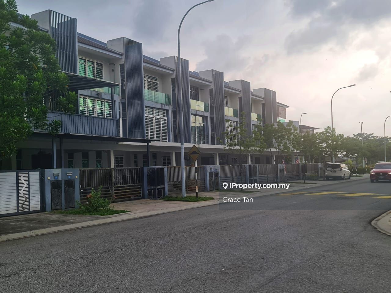 3-Storey 7 Rooms 7 Baths for Rent