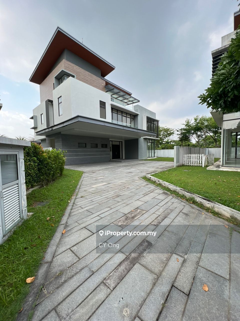 Kota Kemuning Corner lot Bungalow 5+1 bedrooms for sale
