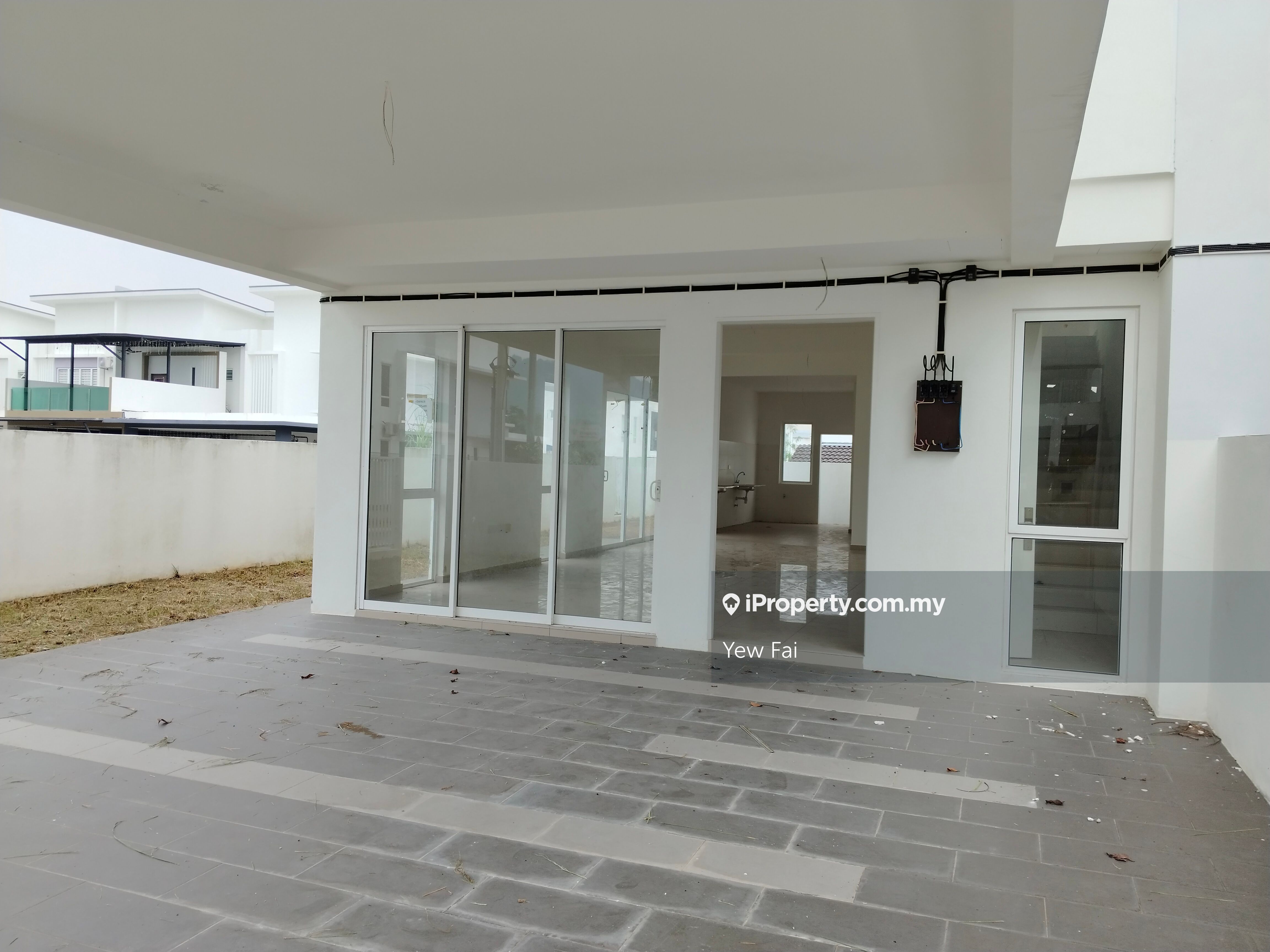 Suriaman3, Bandar Sri Sendayan End lot 2sty Terrace/Link House 4