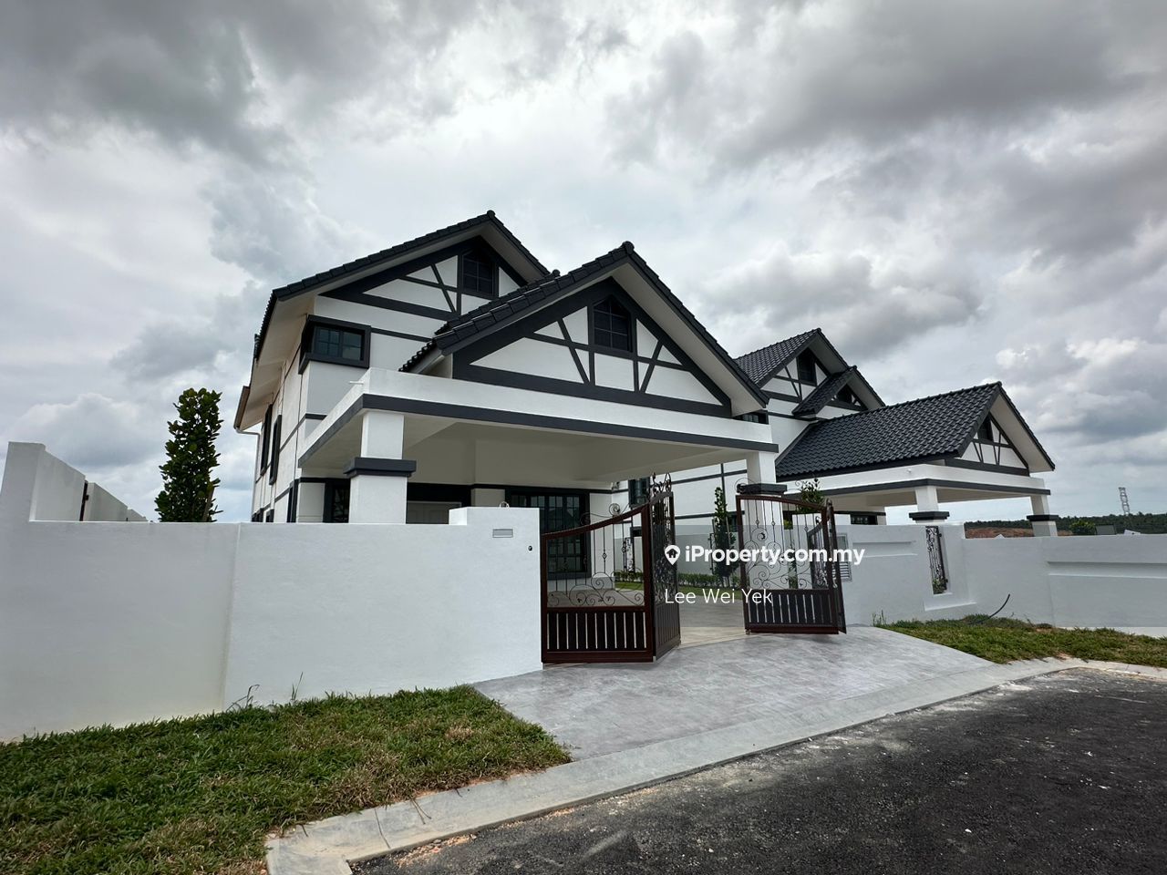 Taman Parkland Phase 3 , Kluang Intermediate Bungalow 5 bedrooms for sale