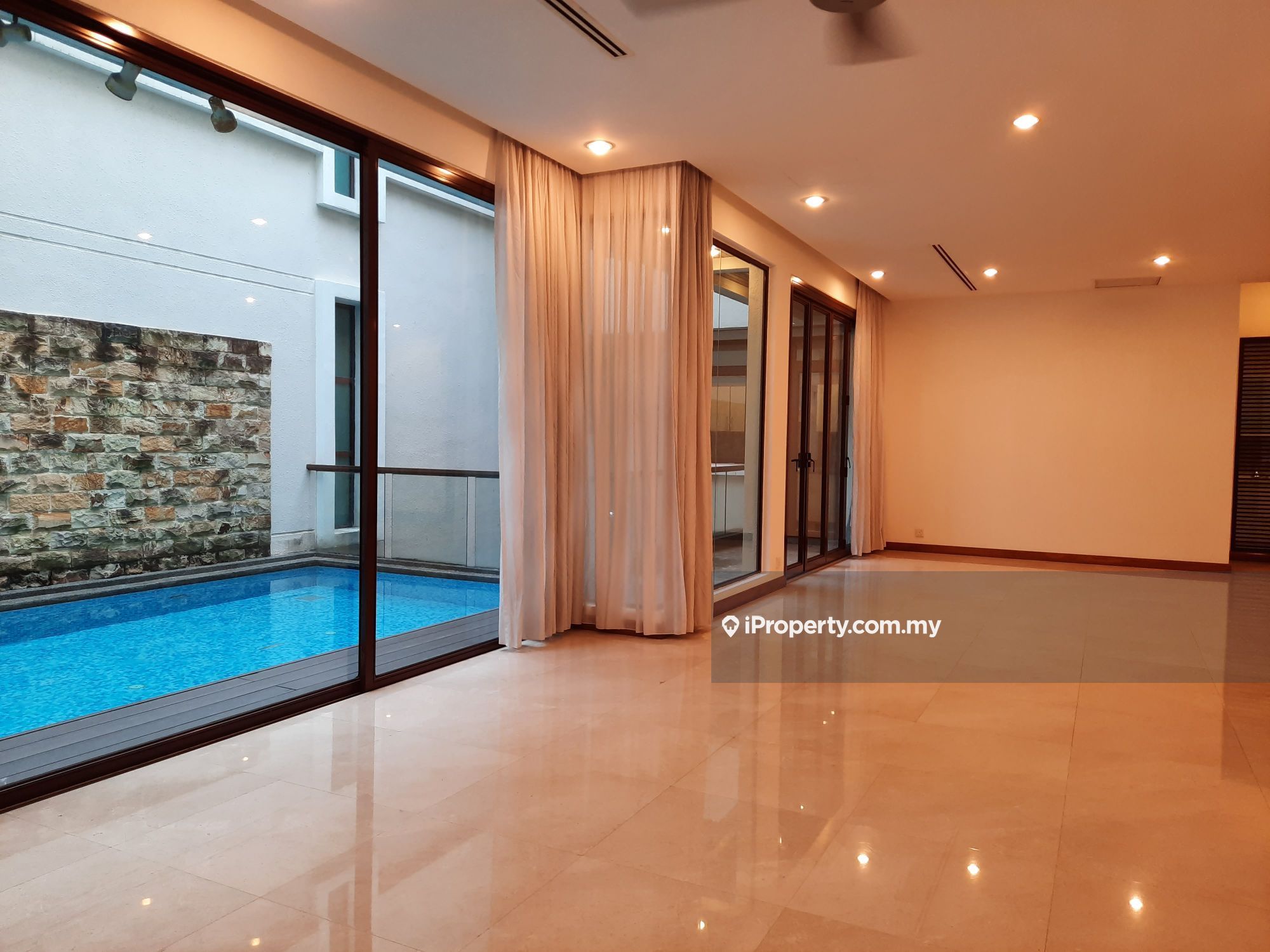 Villa Mont Kiara, Mont Kiara Intermediate Bungalow 5+1 bedrooms for sale | iProperty.com.my