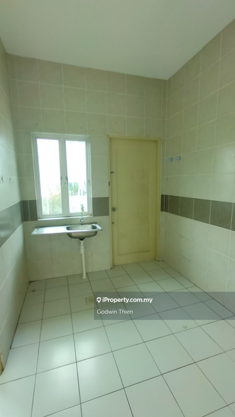 Uni Central, Kota Samarahan 1sty Terrace/Link House 3 bedrooms for