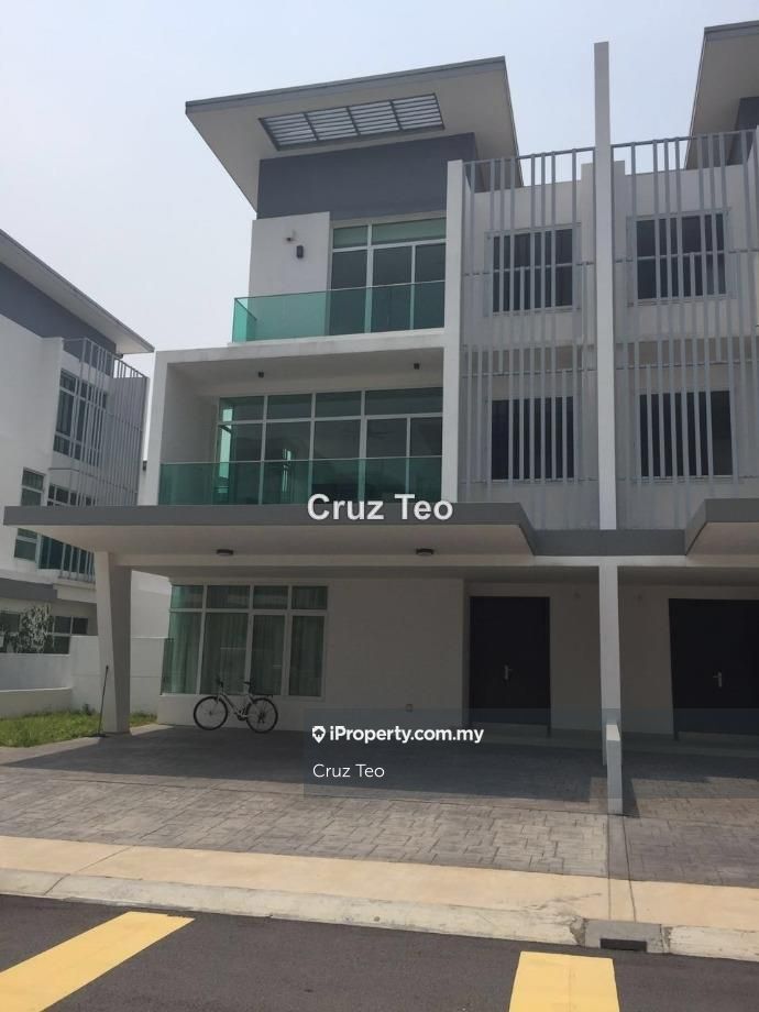 Clover, Garden Residence, Cyberjaya End lot Semidetached House 5+1