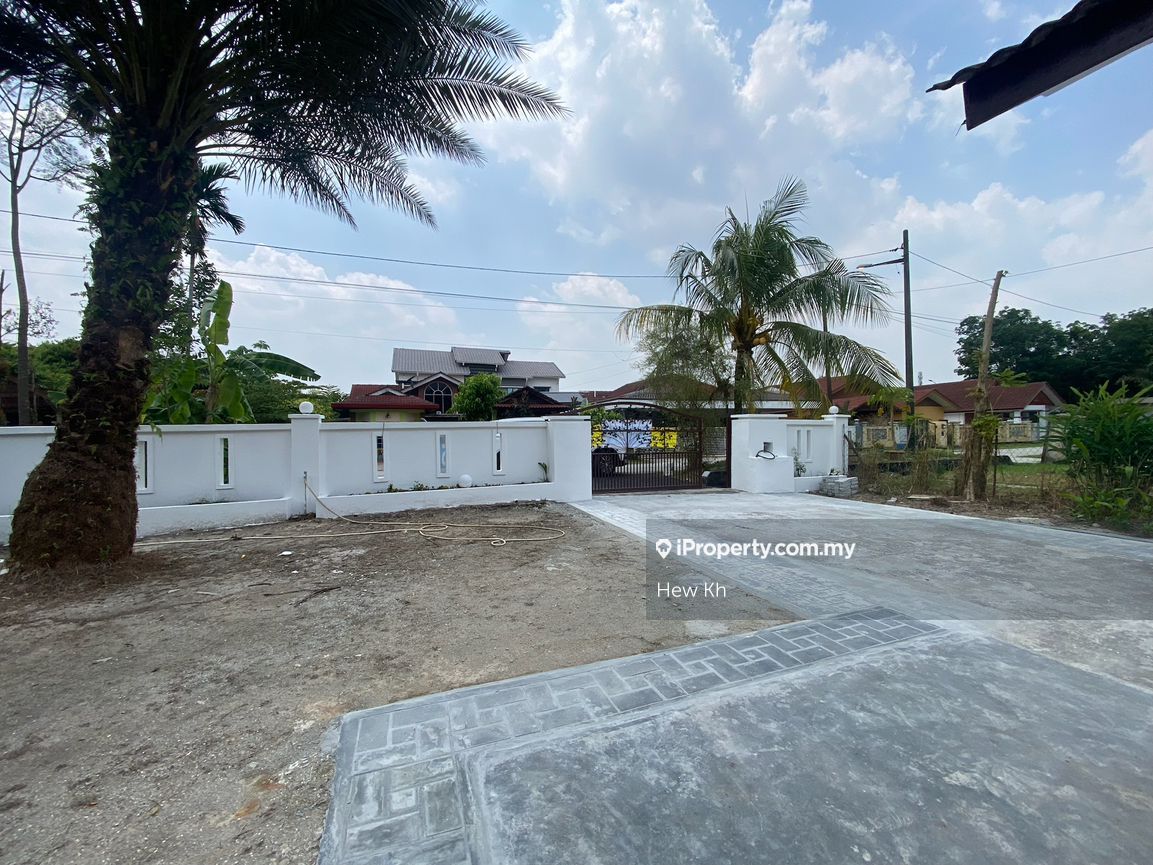 JALAN KEBUN, Shah Alam Corner lot Bungalow 3+1 bedrooms for sale