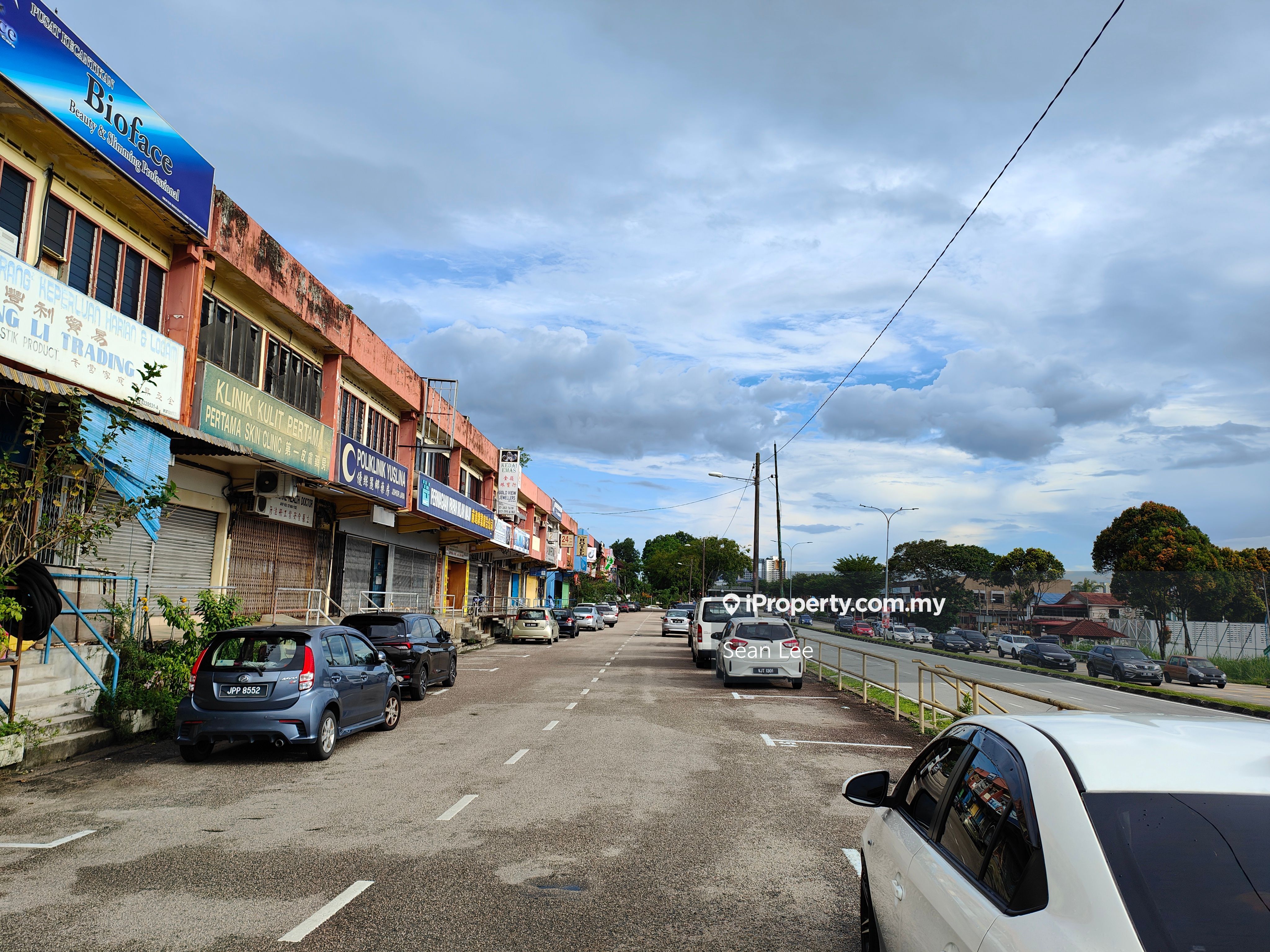Taman Johor Jaya Ground floor shop for RENT, Johor Bahru Intermediate