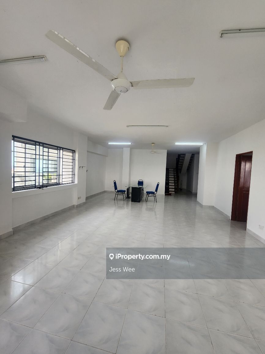 Larkin Utama (Menara Metro Larkin) Penthouse Apartment 3+1 bedrooms for