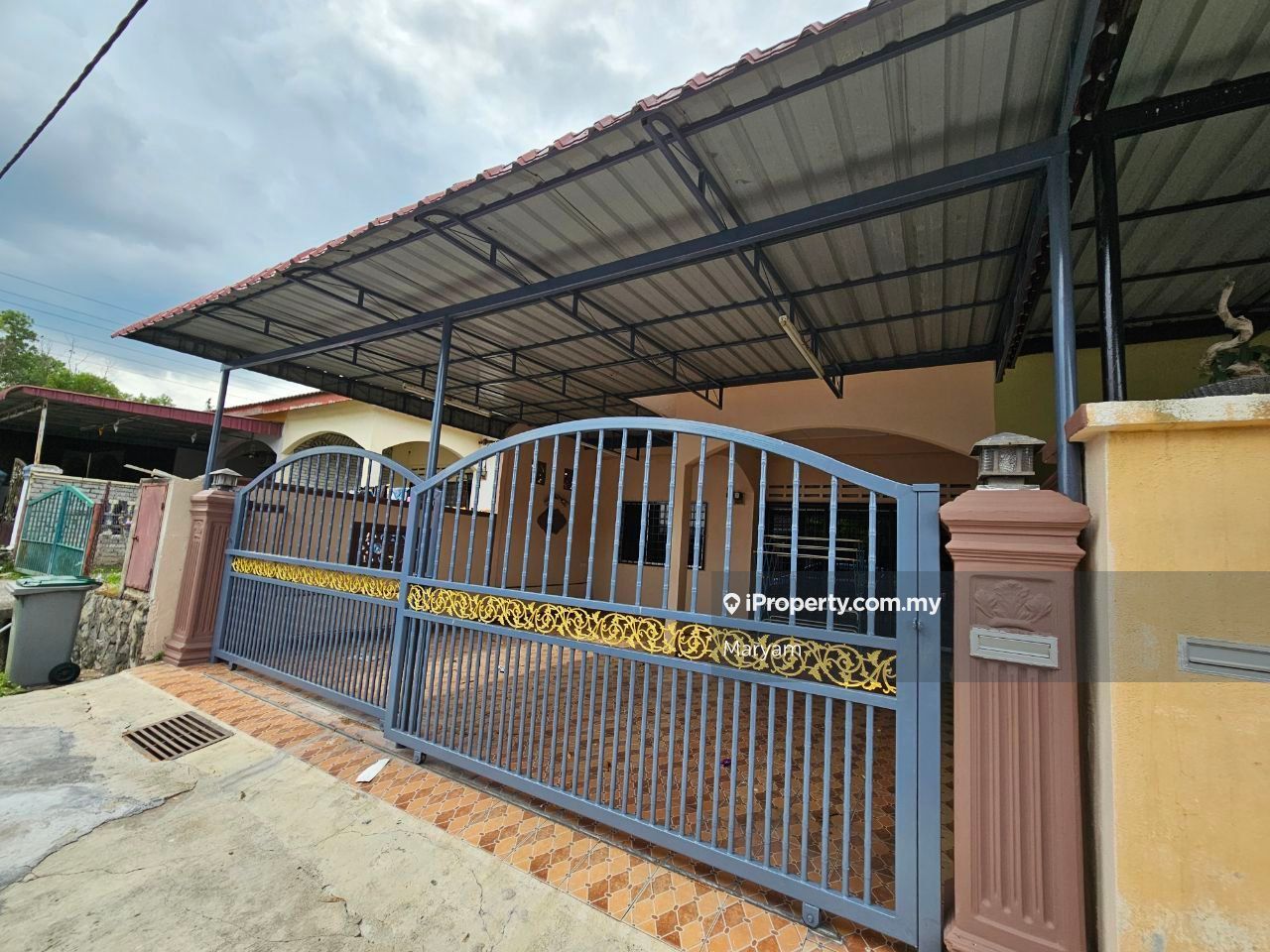 Taman Semarak, Nilai 1sty Terrace/Link House 4 bedrooms for rent