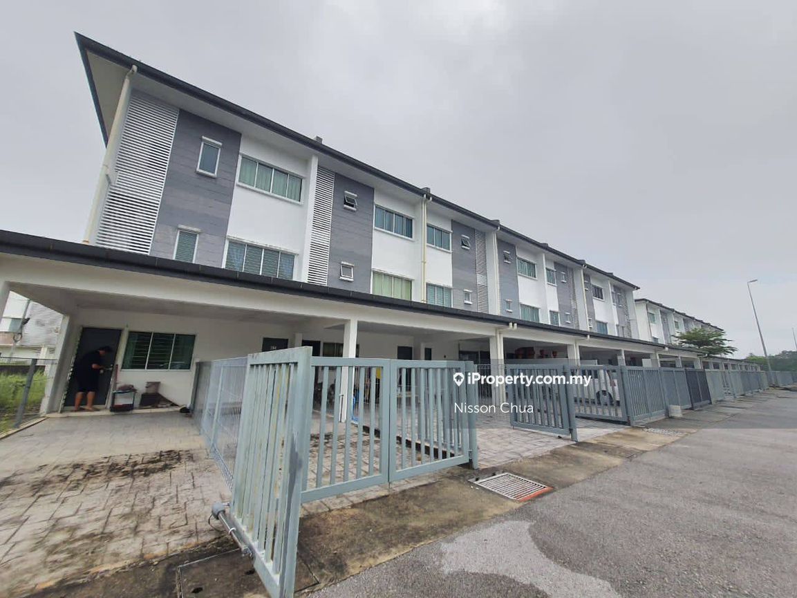 9th mile, Kuching Townhouse 3 bedrooms for rent