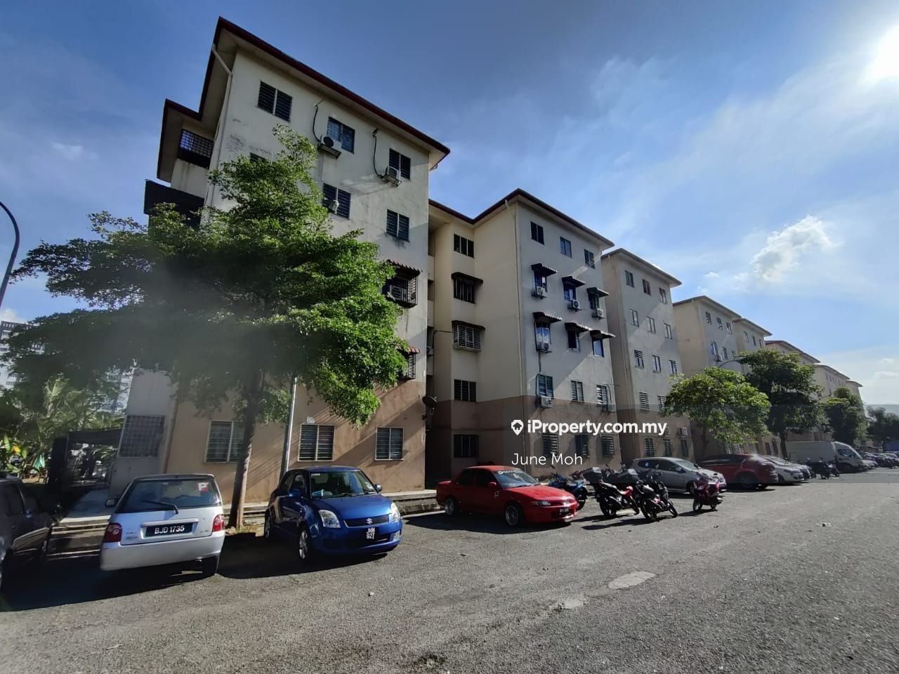 Puchong Utama Court 2 Intermediate Apartment 3+1 bedrooms for rent in