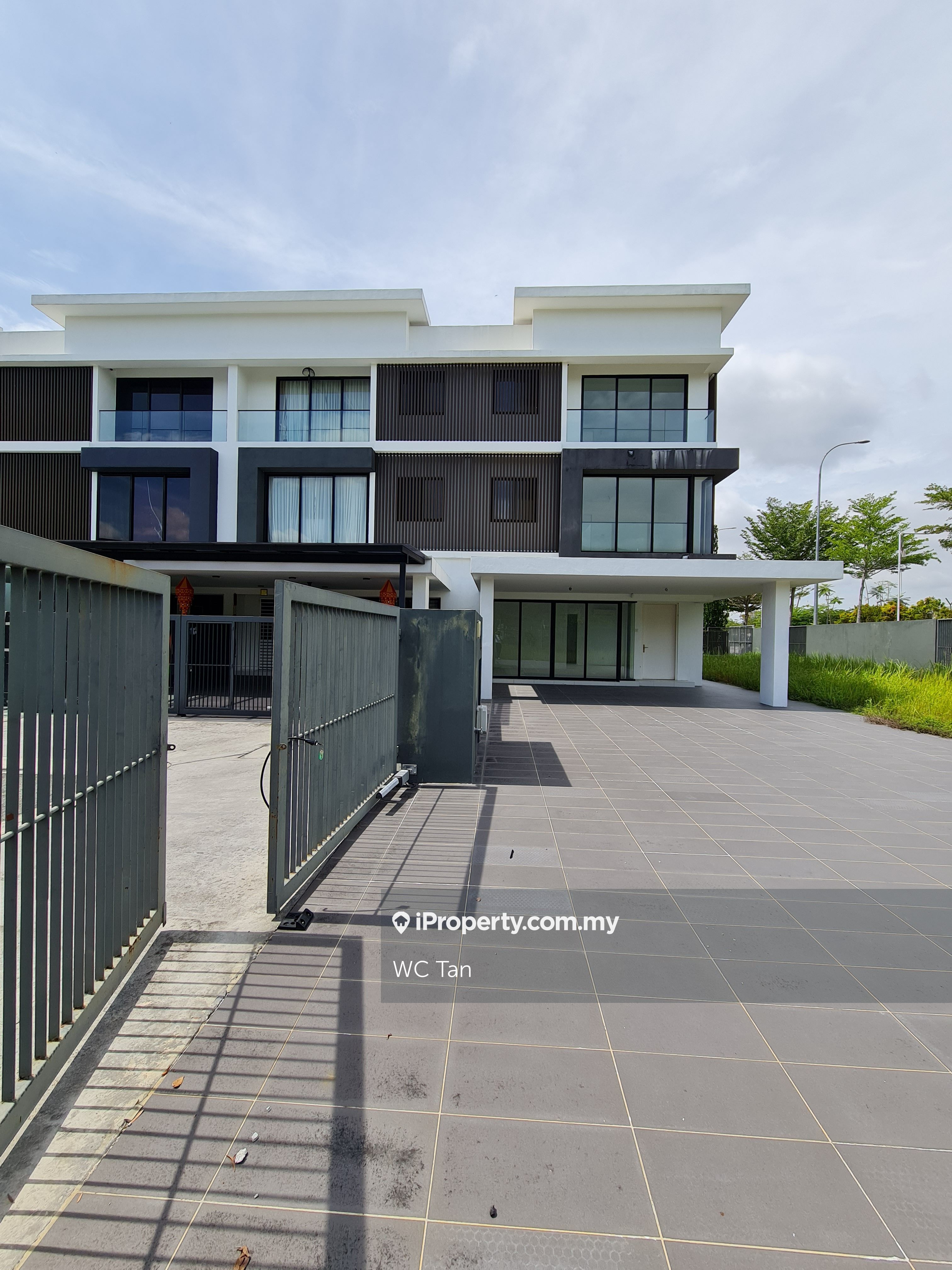 Cheras Vista, Bandar Mahkota Cheras Corner lot 3sty Terrace/Link House